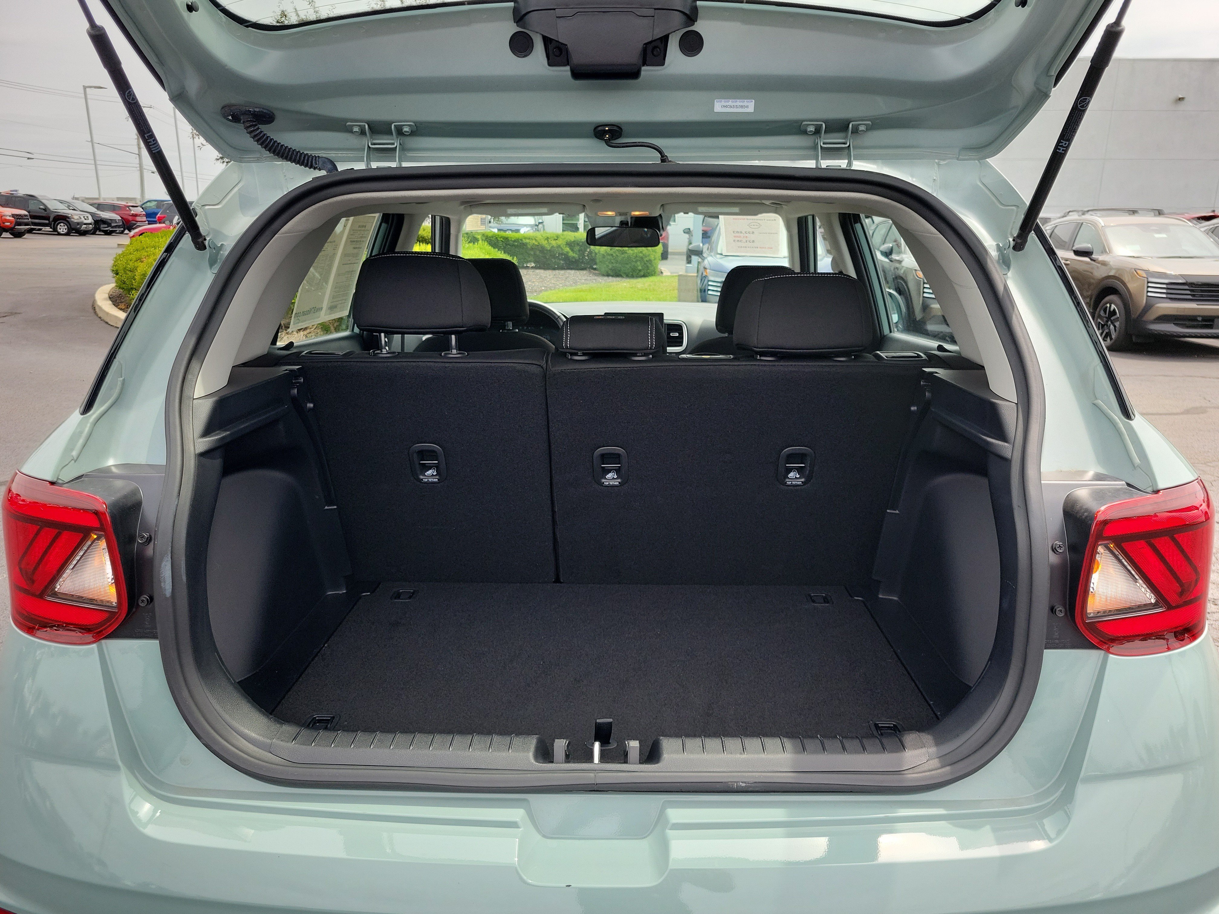 Used 2025 Hyundai Venue SEL FWD image 8