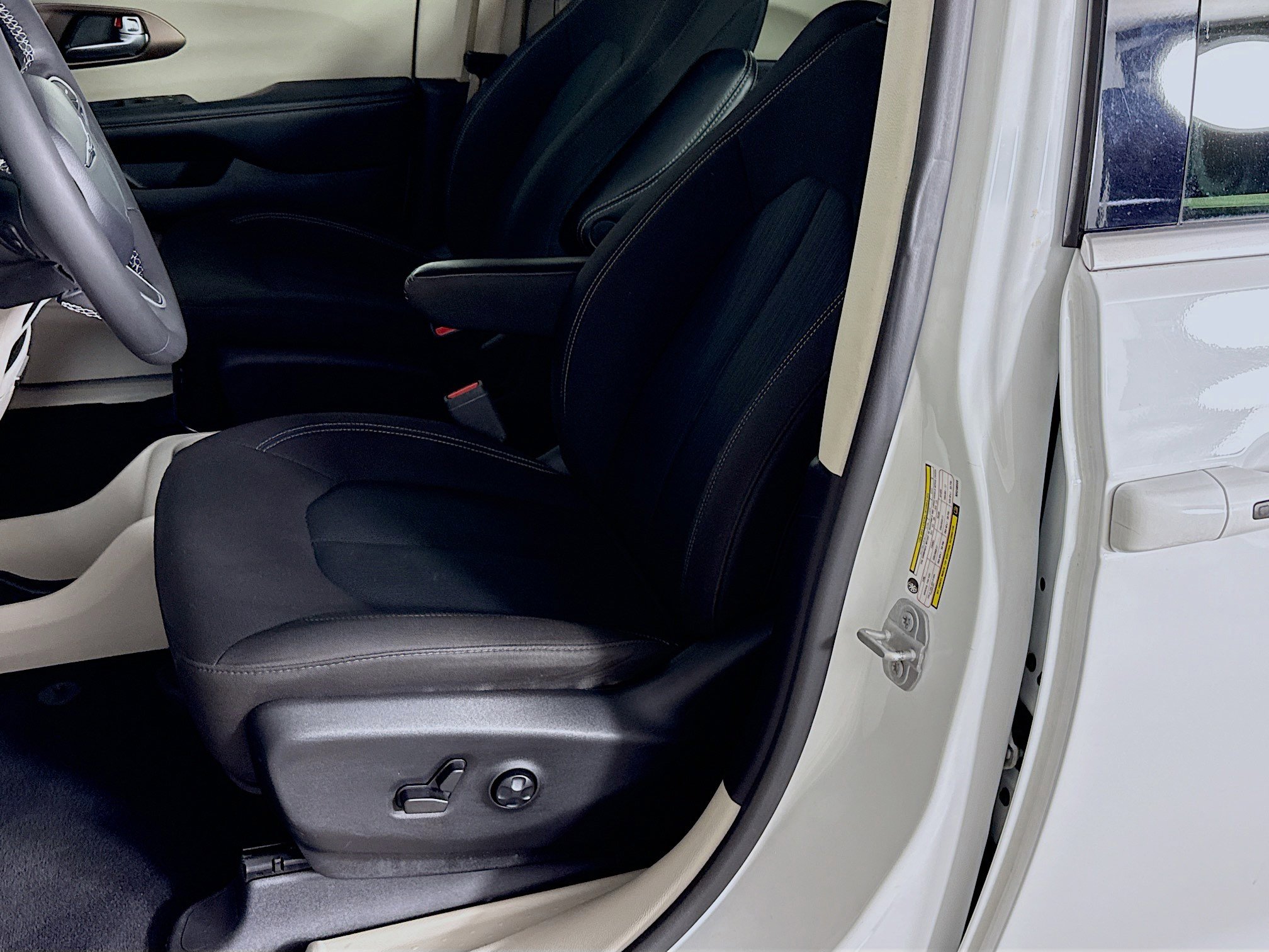 Used 2022 Chrysler Voyager LX FWD image 22