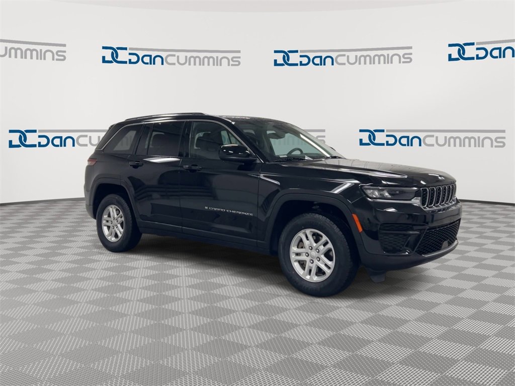 Used 2023 Jeep Grand Cherokee Laredo image 2