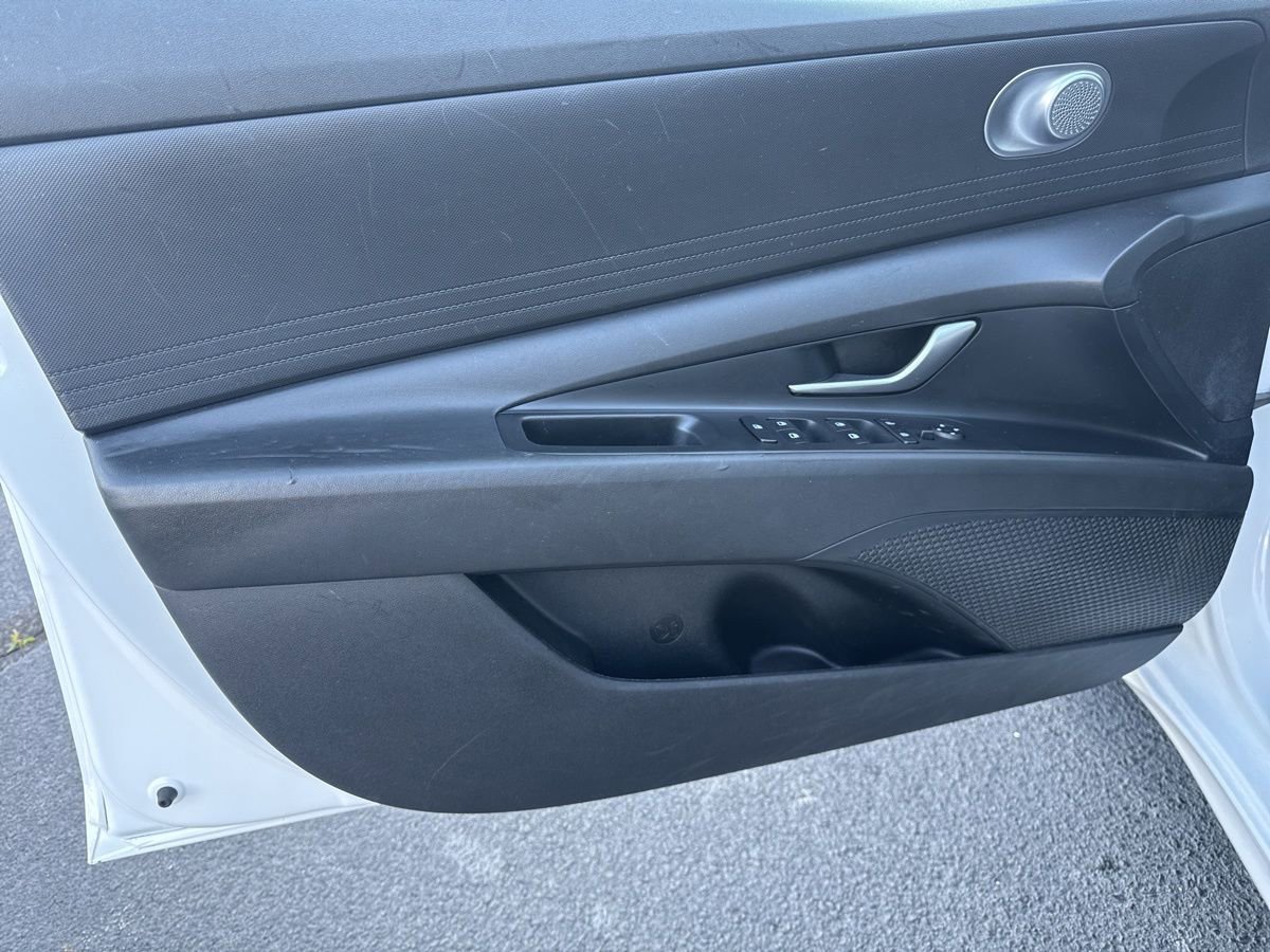 Used 2023 Hyundai Elantra SE image 11