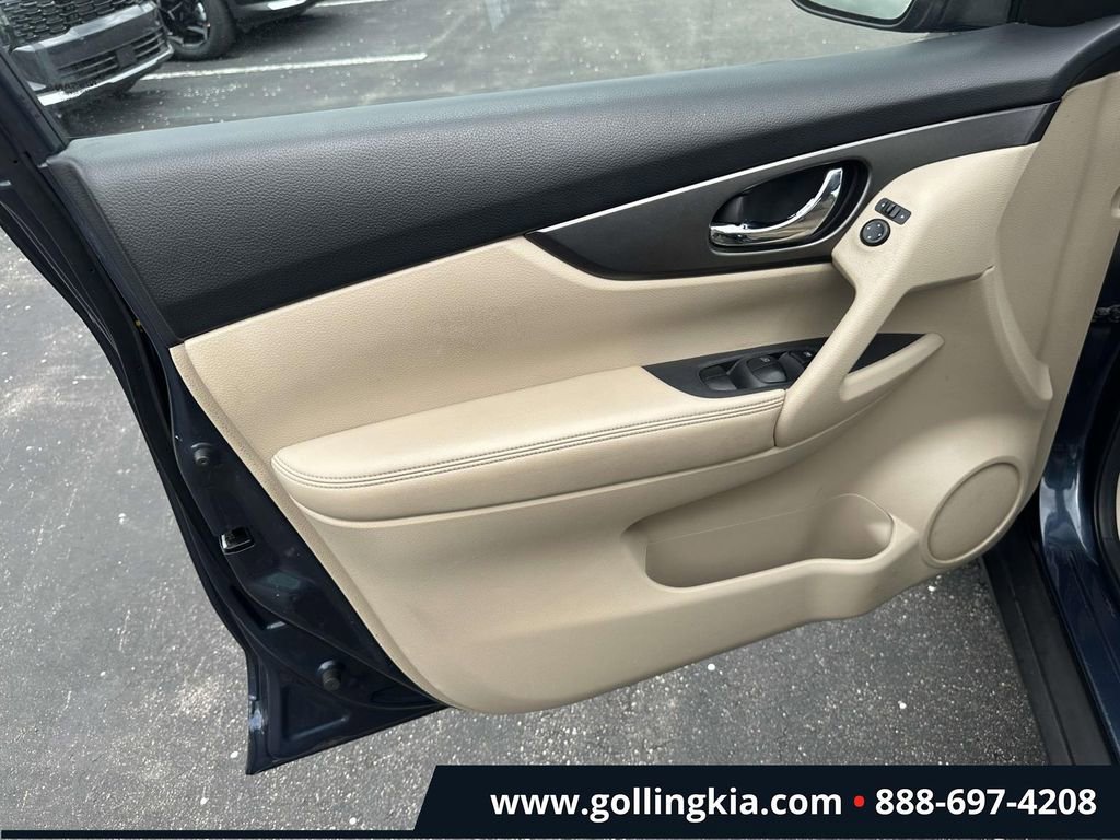 Used 2016 Nissan Rogue SV FWD image 13