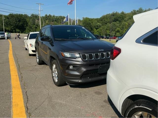 Used 2023 Jeep Compass Latitude w/ Sun and Sound Group AWD/4WD image 4