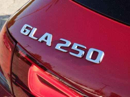 Used 2023 Mercedes-Benz GLA 250 4MATIC w/ Premium Package image 7