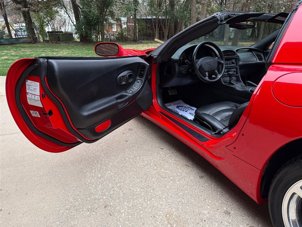 Used 2004 Chevrolet Corvette Coupe w/ Roof Package image 43