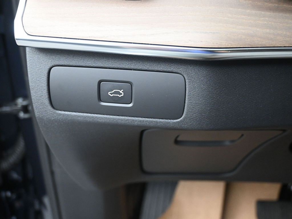 New 2026 Volvo XC90 B6 Ultra w/ Lounge Package image 16