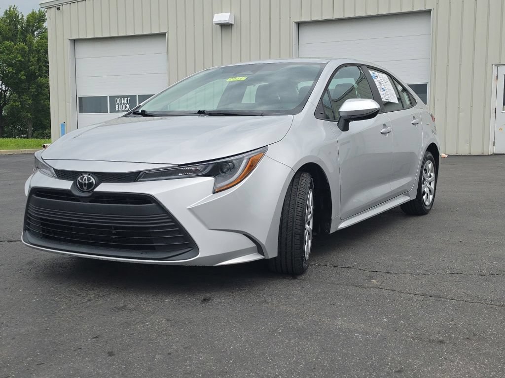 Used 2024 Toyota Corolla LE FWD image 3