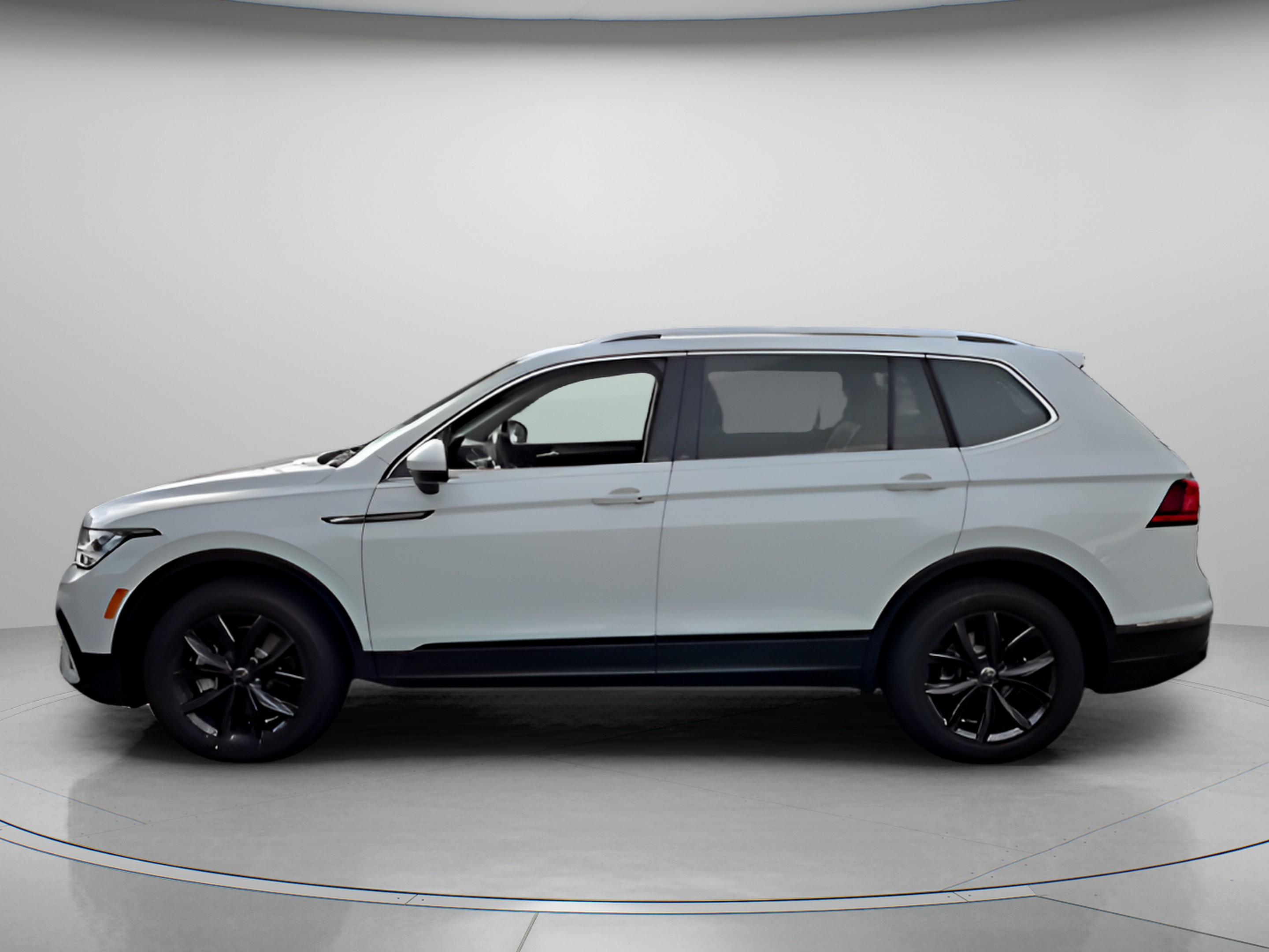 Used 2024 Volkswagen Tiguan SE w/ Panoramic Sunroof Package FWD image 2