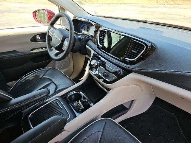 Used 2022 Chrysler Pacifica Limited w/ Uconnect Theater Family Group image 14