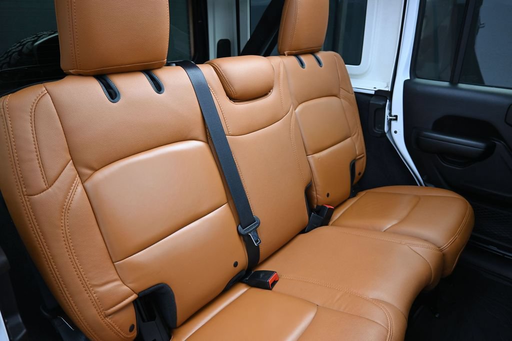 Used 2021 Jeep Wrangler Unlimited Rubicon w/ Cold Weather Group AWD/4WD image 28