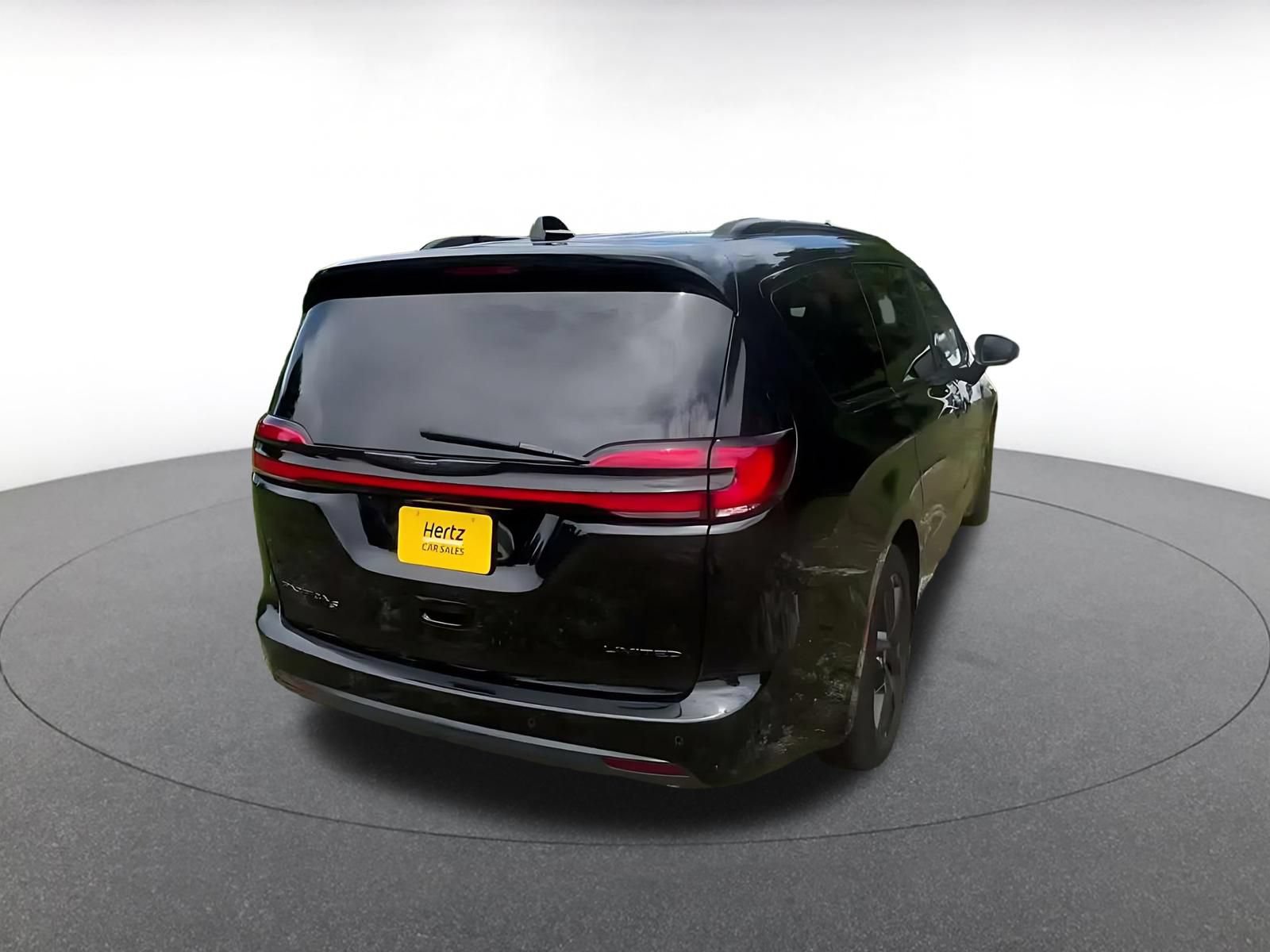 Used 2025 Chrysler Pacifica Limited FWD image 13