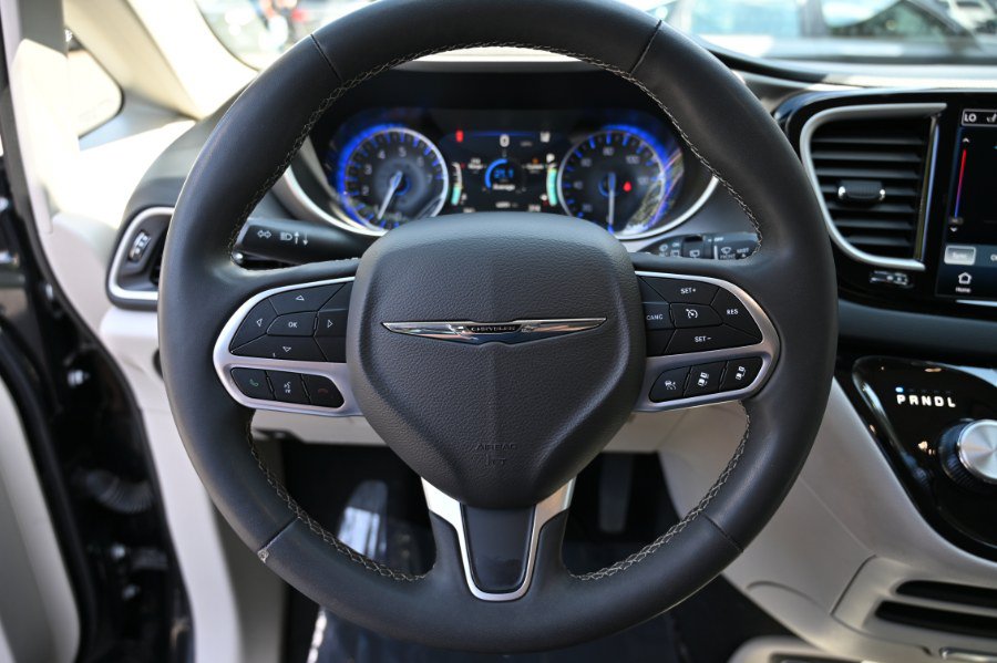 Used 2023 Chrysler Pacifica Touring-L FWD image 24