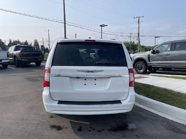 Used 2016 Chrysler Town & Country Touring w/ Driver Convenience Group FWD image 4