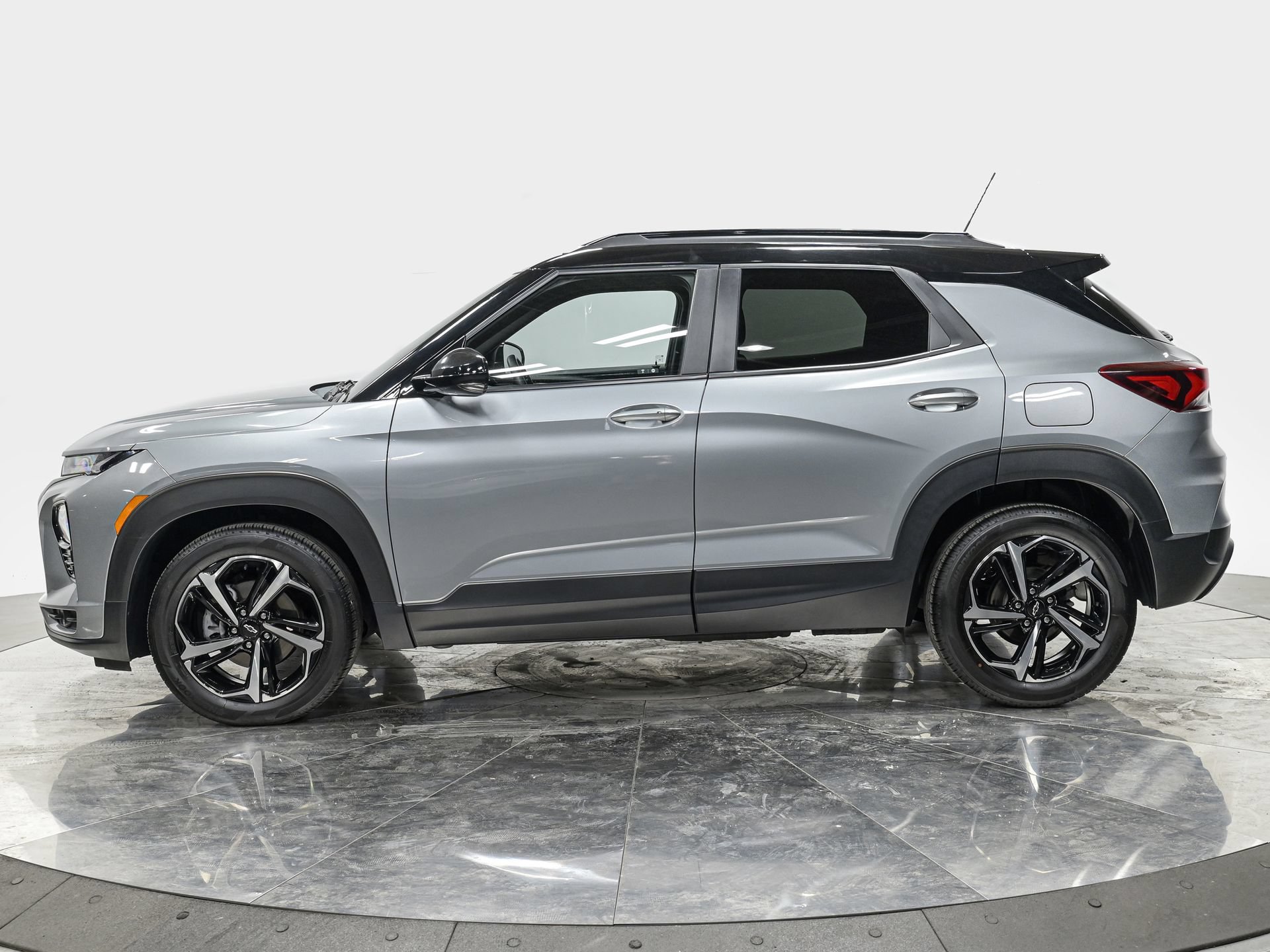 Used 2023 Chevrolet TrailBlazer RS FWD image 2