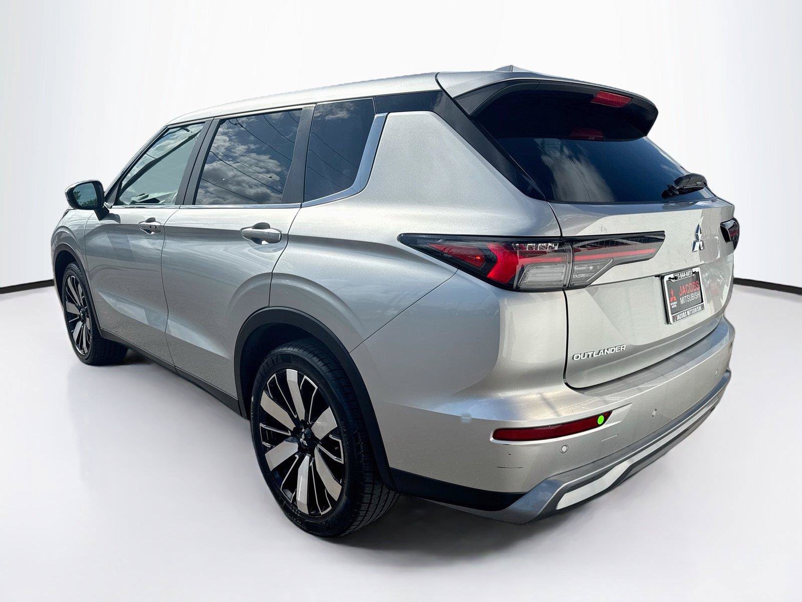 Used 2025 Mitsubishi Outlander SE AWD/4WD image 3