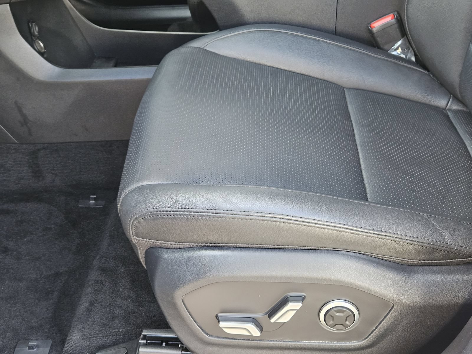 Used 2025 Hyundai Santa Fe Limited AWD/4WD image 32