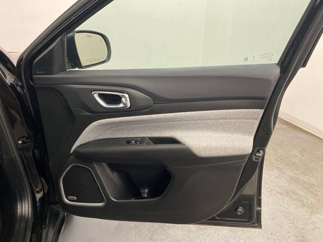 Used 2023 Jeep Compass Latitude w/ Sun and Sound Group AWD/4WD image 25