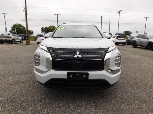 Used 2024 Mitsubishi Outlander ES AWD/4WD image 3