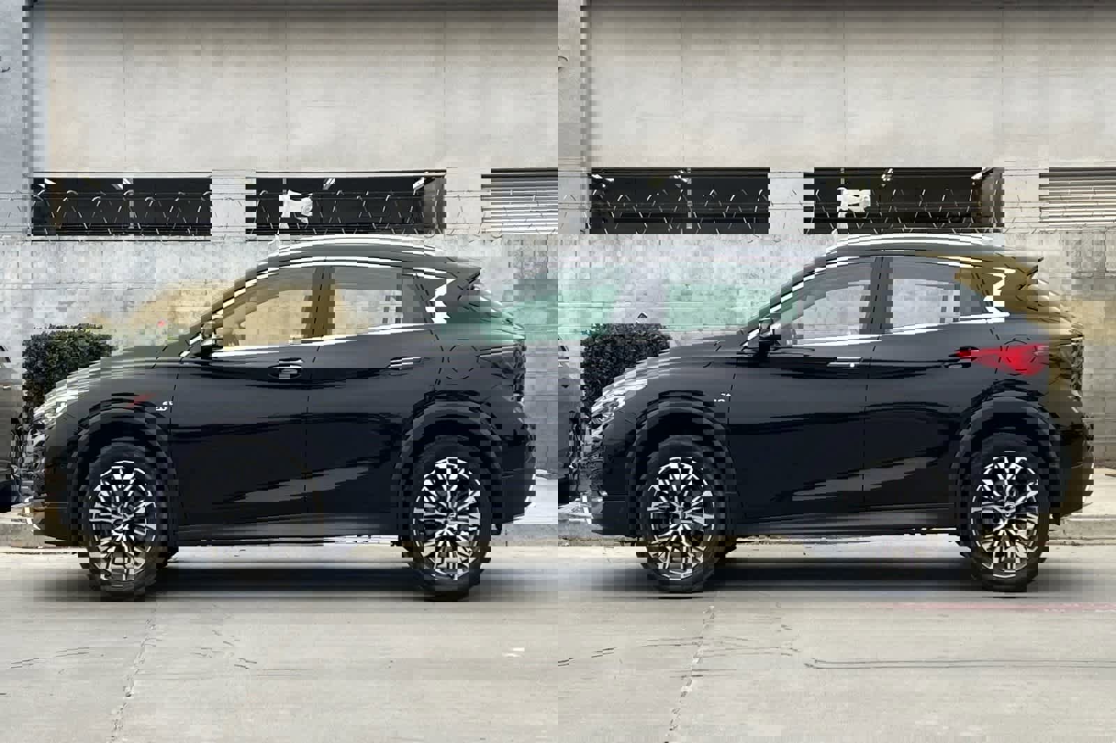 Used 2017 INFINITI QX30 Premium w/ Navigation Package image 6