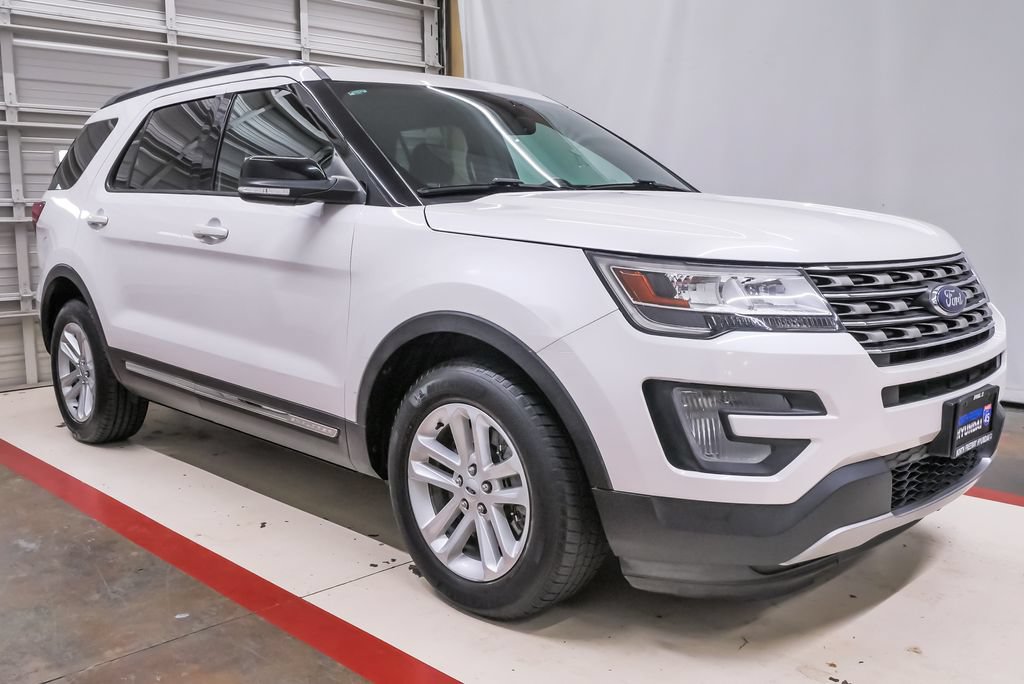 Used 2017 Ford Explorer XLT w/ Equipment Group 201A FWD image 4