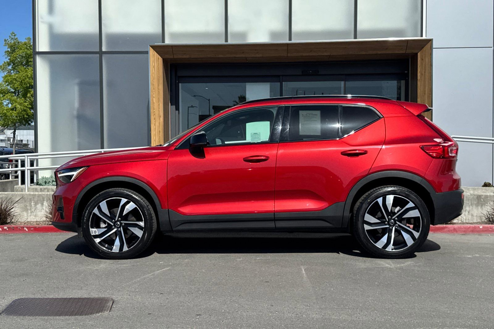 Used 2023 Volvo XC40 B5 Plus w/ Driver Assist Package AWD/4WD image 6