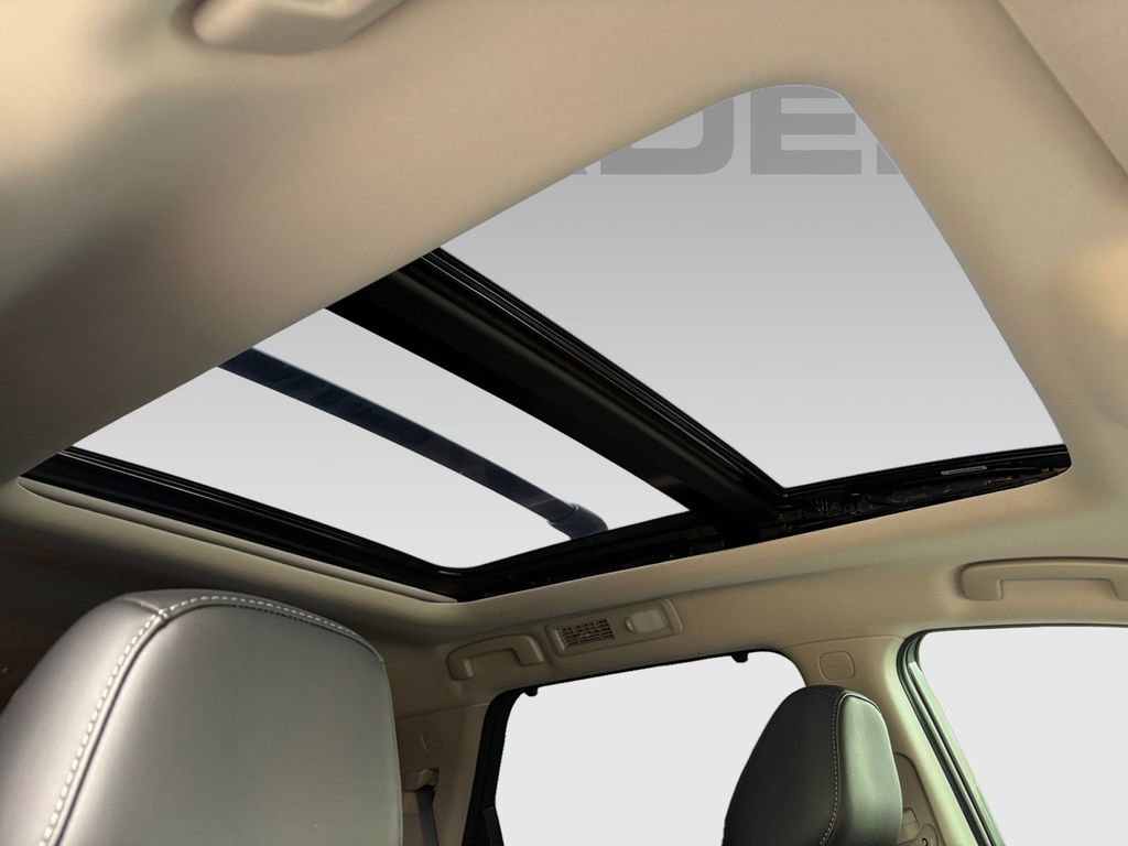Used 2025 Nissan Pathfinder Platinum FWD image 3