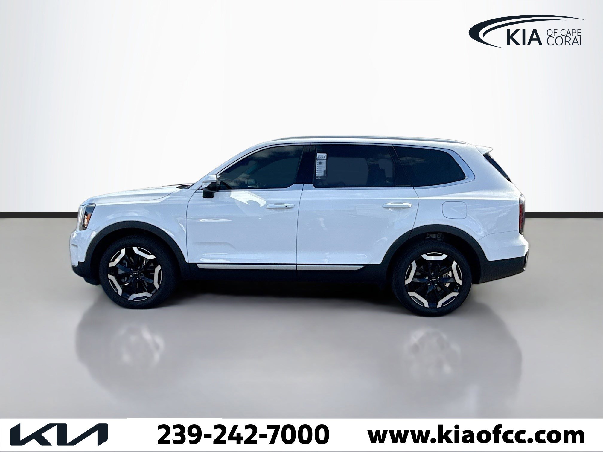 Used 2025 Kia Telluride EX w/ EX Captain's Chair Package image 2