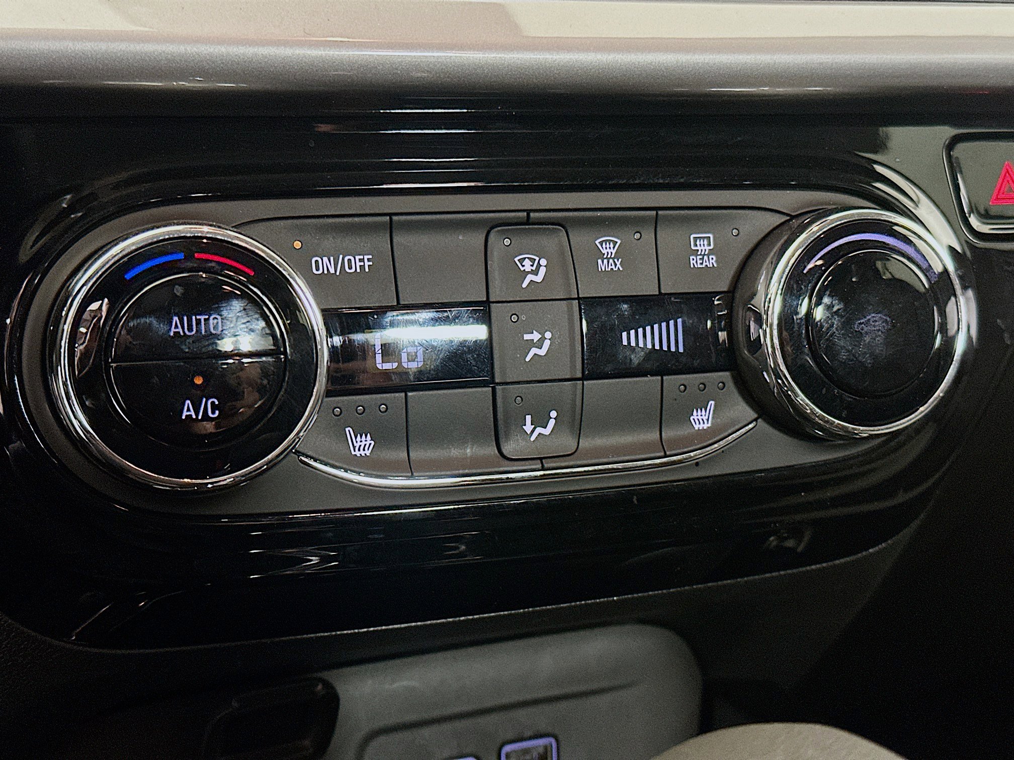 Used 2025 Chevrolet Trax LT w/ LT Convenience Package image 23