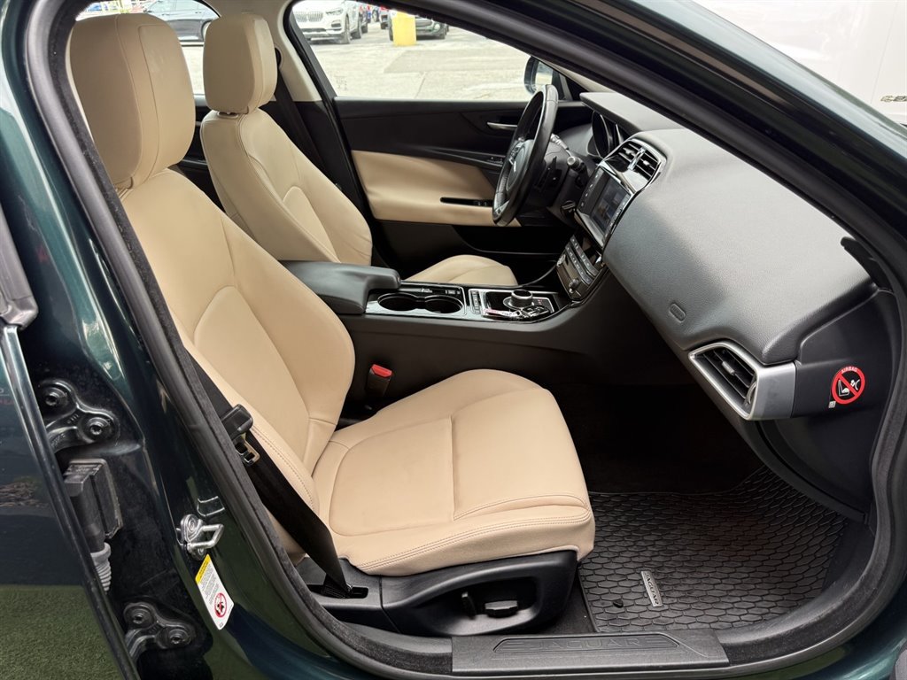 Used 2017 Jaguar XE Premium RWD image 17