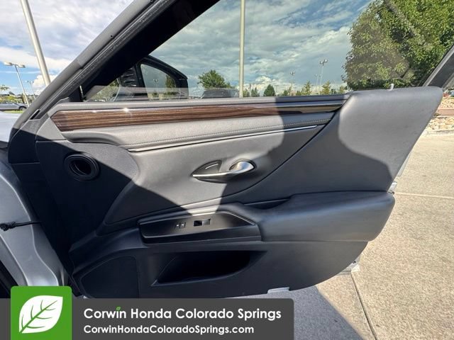 Used 2019 Lexus ES 300h w/ Accessory Package FWD image 33