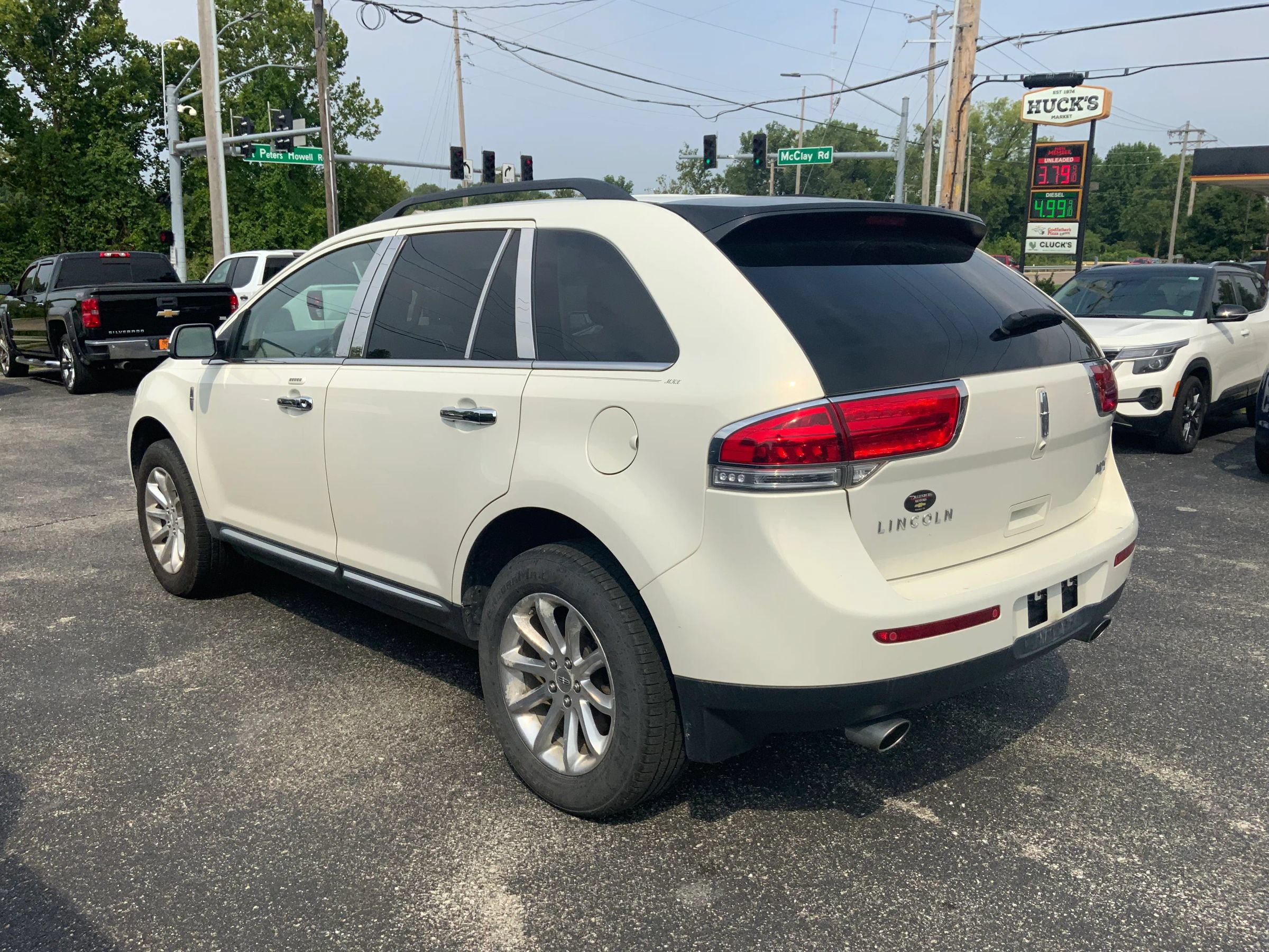 Used 2013 Lincoln MKX FWD image 2