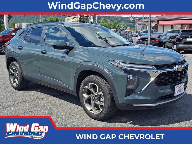 Used 2025 Chevrolet Trax LT FWD image 1