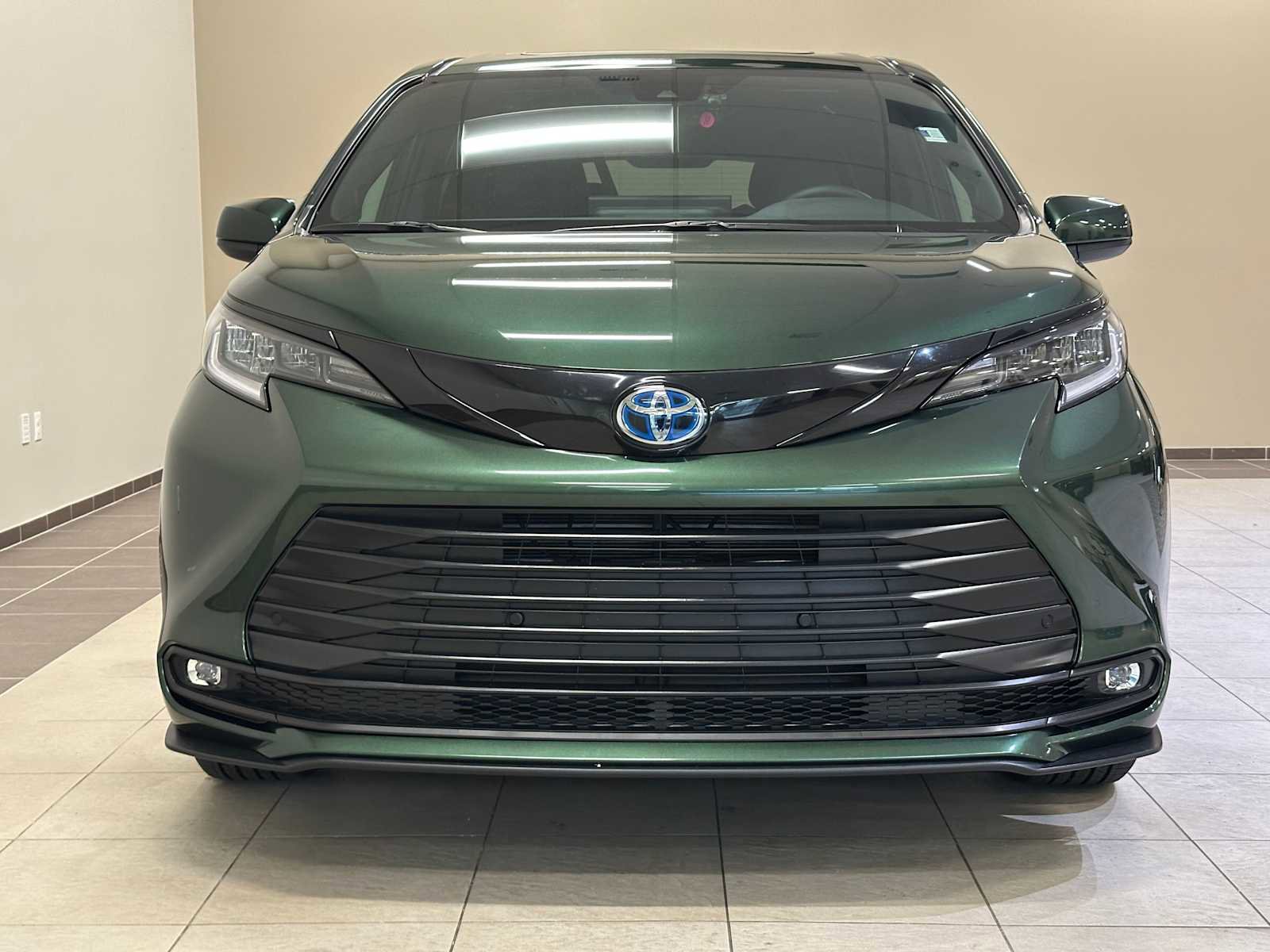 Certified 2025 Toyota Sienna XLE Woodland Edition image 6