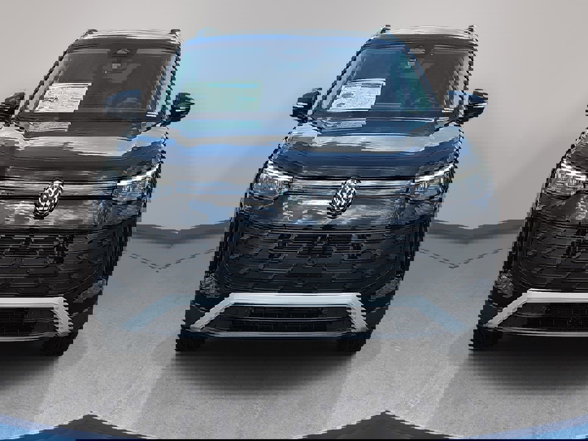 Used 2025 Volkswagen Tiguan SE image 2