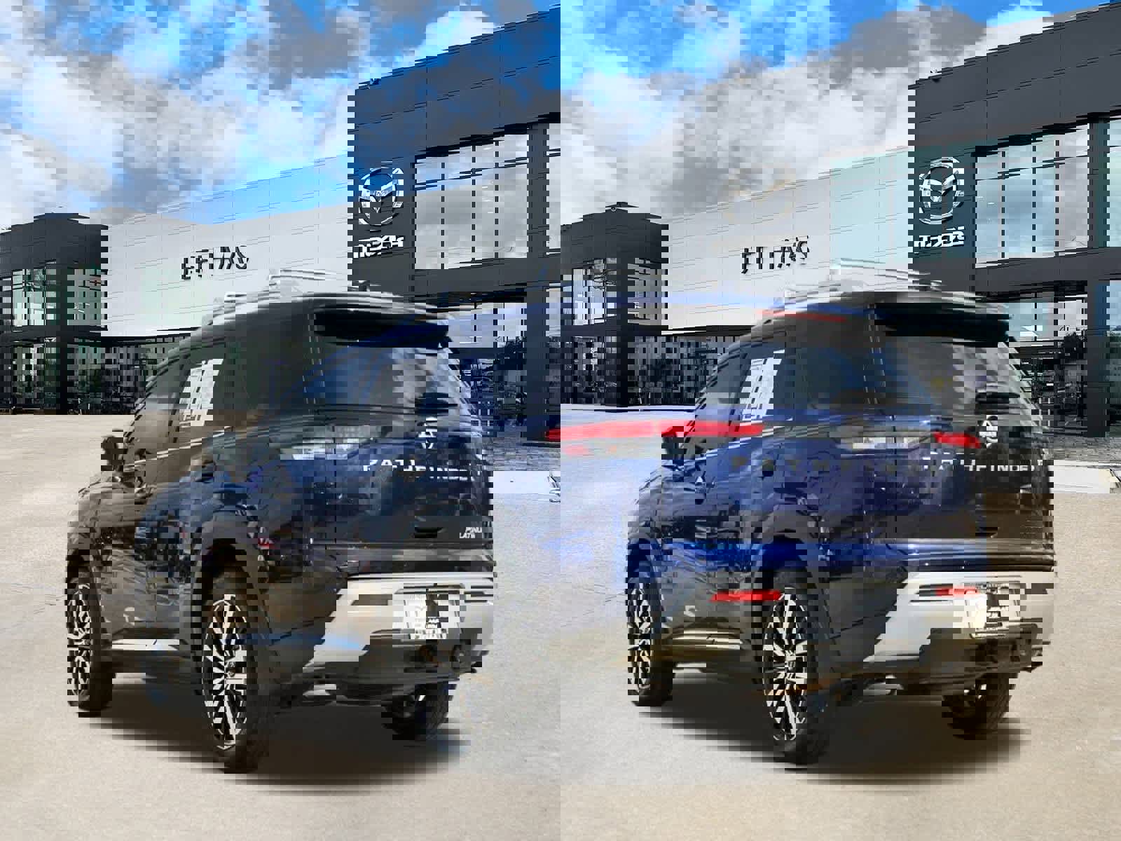 Used 2025 Nissan Pathfinder Platinum w/ Cargo Package image 2