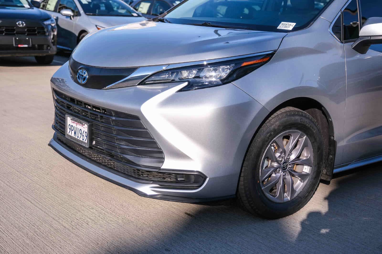 Used 2024 Toyota Sienna LE w/ LE Plus Package FWD image 11