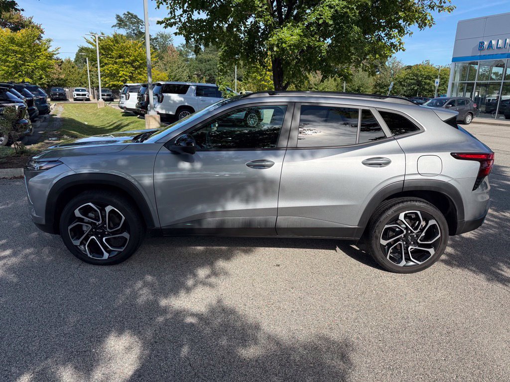 Used 2025 Chevrolet Trax RS w/ Driver Confidence Package FWD image 2