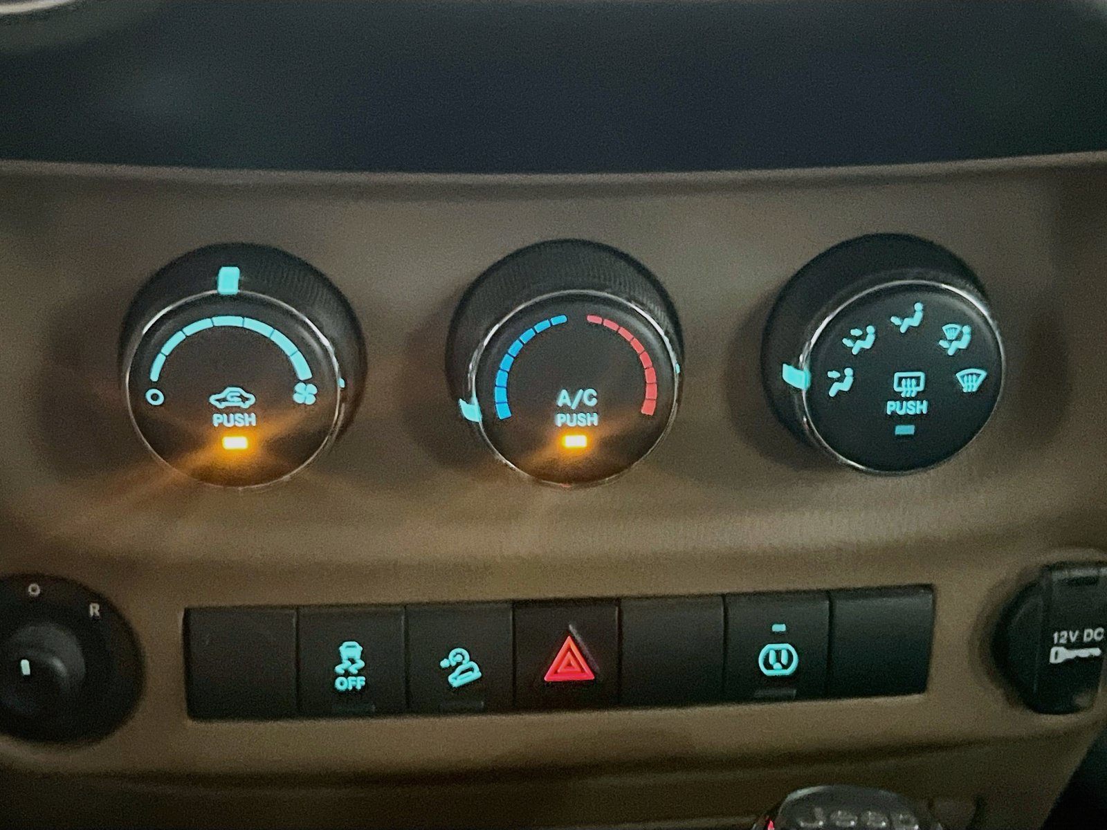 Used 2016 Jeep Wrangler Unlimited Sahara w/ Max Tow Package AWD/4WD image 10