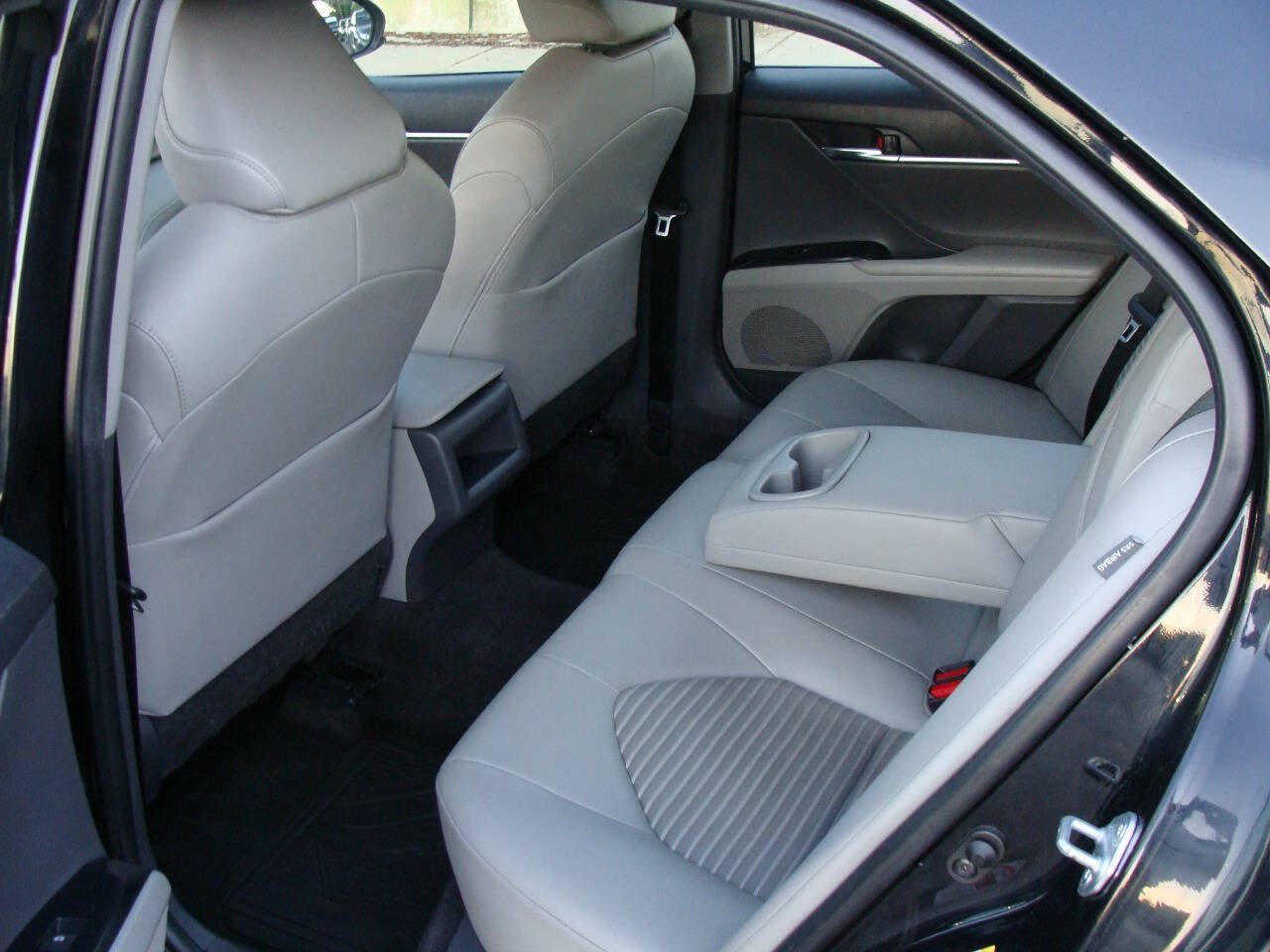 Used 2018 Toyota Camry SE FWD image 28