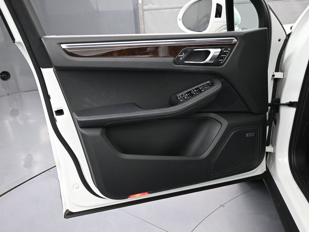 Certified 2022 Porsche Macan image 15