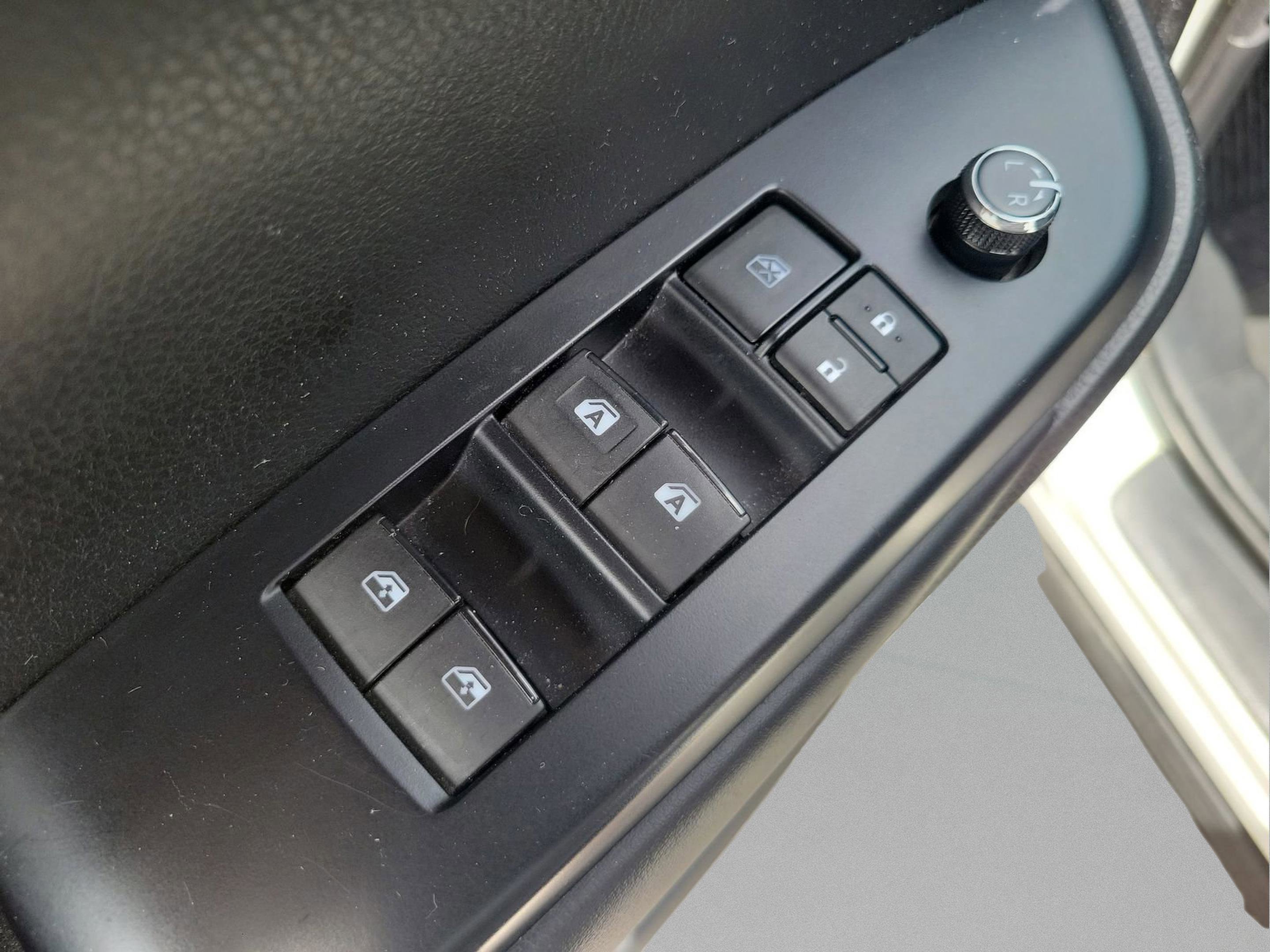Used 2018 Toyota Highlander Plus AWD/4WD image 16
