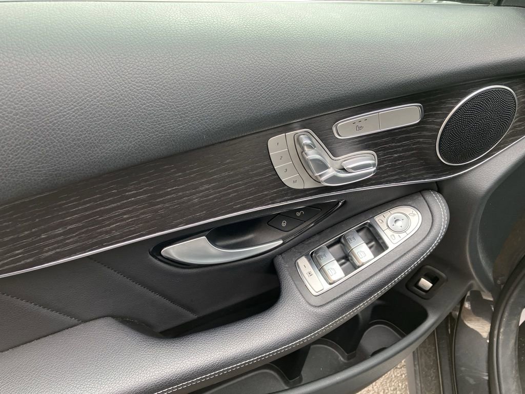 Used 2022 Mercedes-Benz GLC 300 4MATIC w/ AMG Line image 9