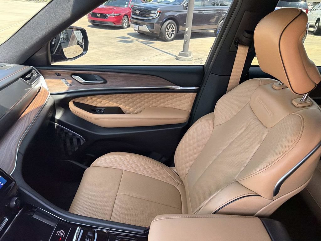 Used 2025 Jeep Grand Cherokee L Summit AWD/4WD image 18