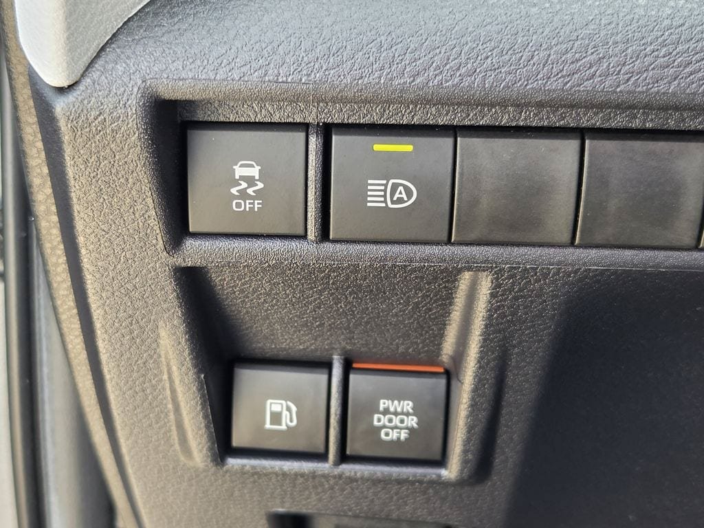 Used 2026 Toyota Sienna XLE FWD image 25