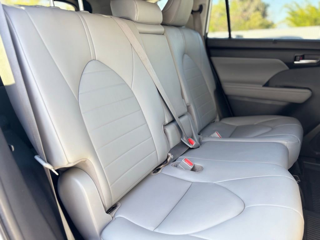 Used 2020 Toyota Highlander XLE image 16