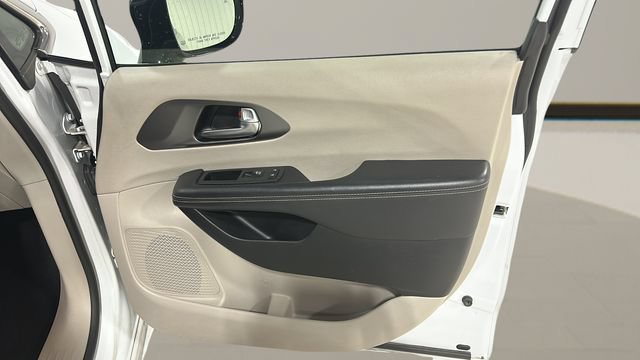 Used 2024 Chrysler Pacifica Touring-L FWD image 29