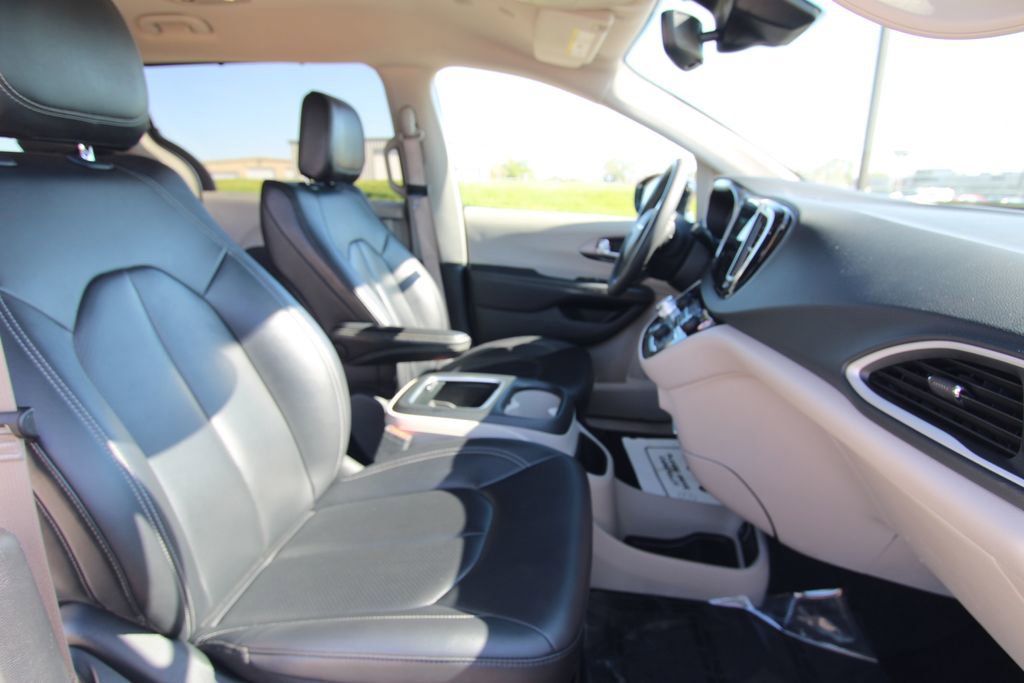Used 2024 Chrysler Pacifica Touring-L FWD image 8