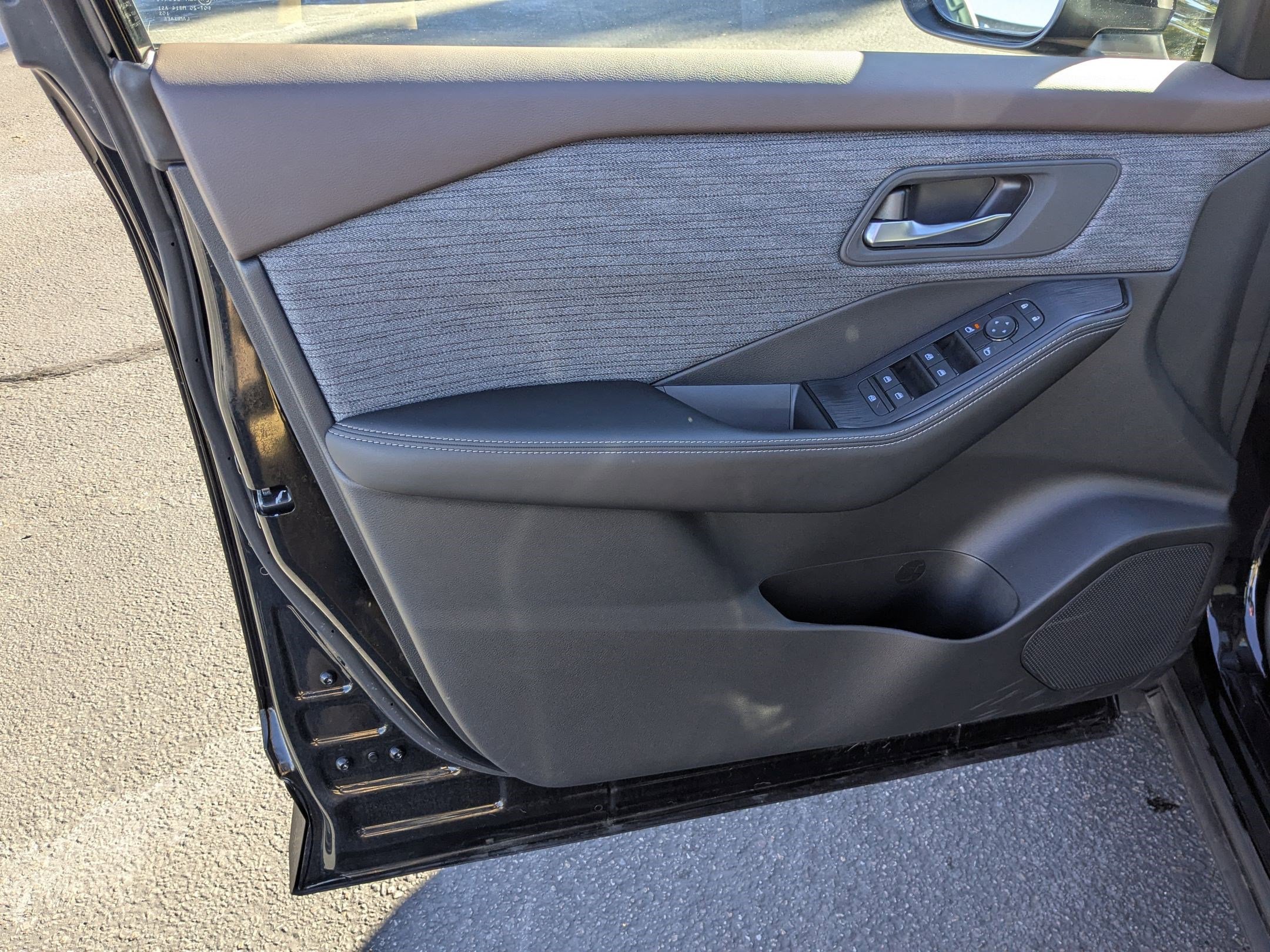 Used 2023 Nissan Rogue SV image 14