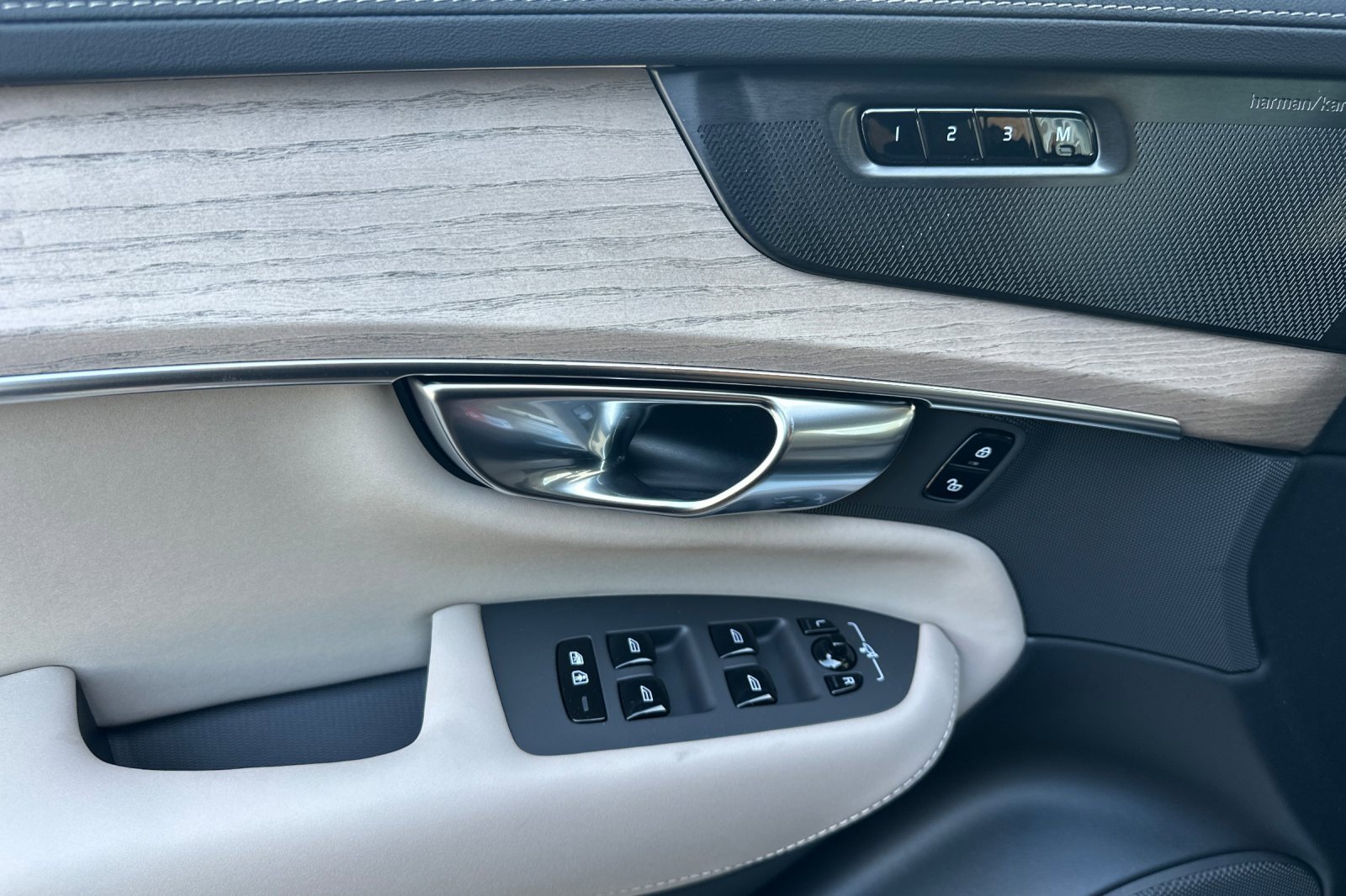 New 2026 Volvo XC90 B6 Ultra image 14