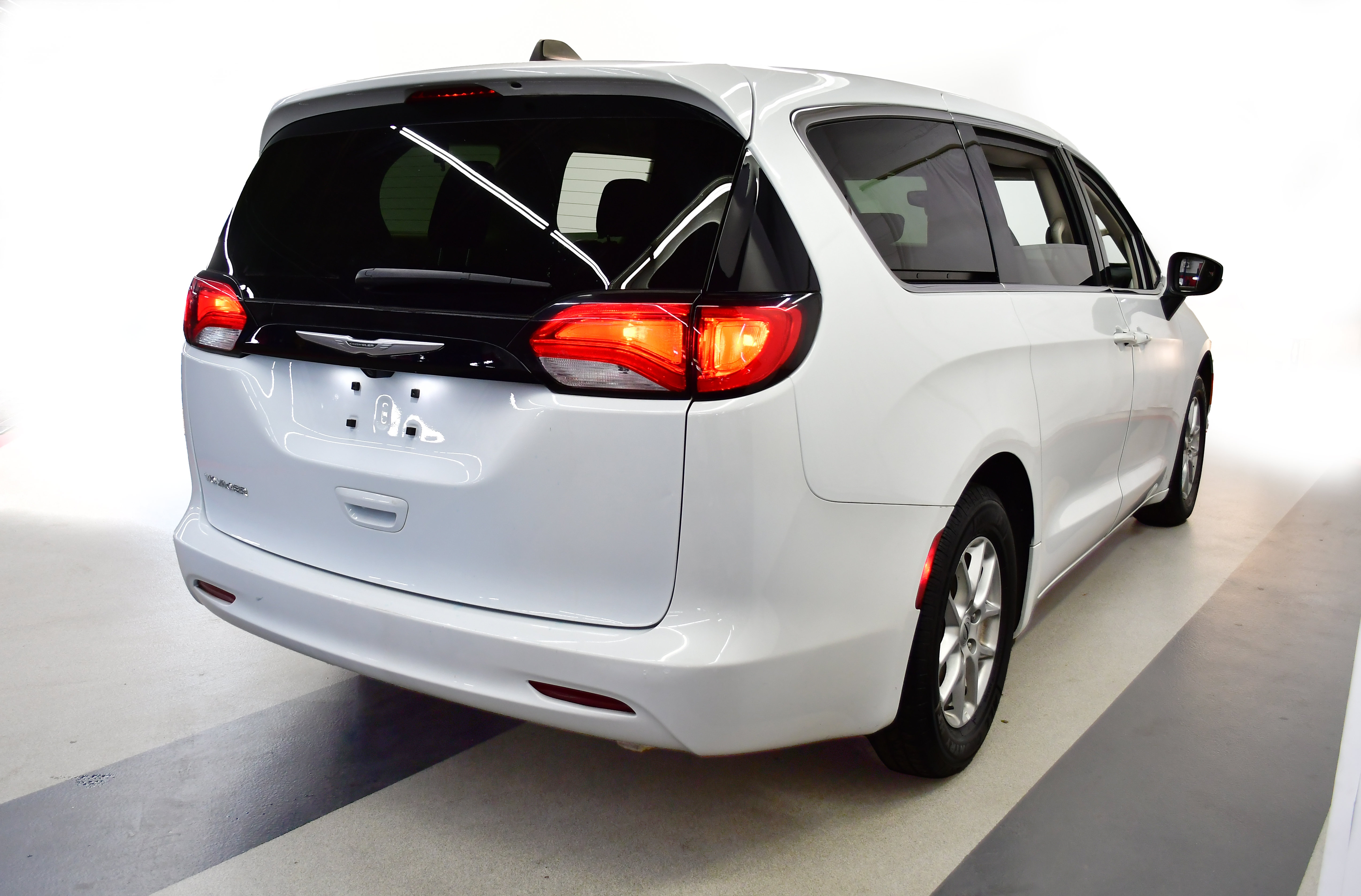 Used 2023 Chrysler Voyager LX FWD image 7