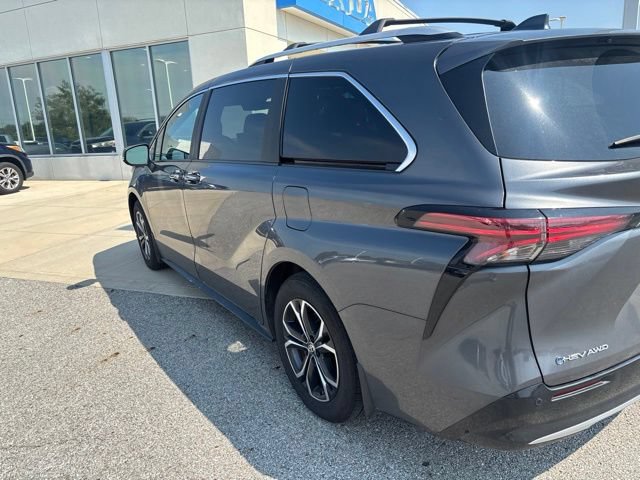 Used 2025 Toyota Sienna Platinum AWD/4WD image 4
